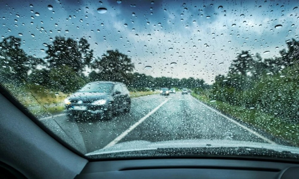 Come evitare un incidente su strada bagnata: alcuni consigli