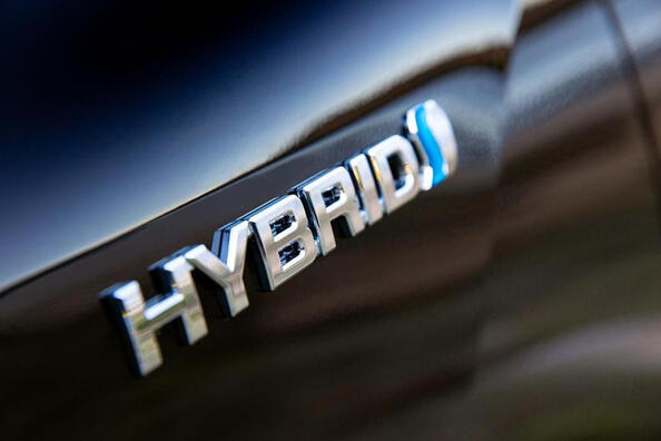 Tipi di auto ibride: MHEV, HEV, PHEV, REEV — differenze e scelta