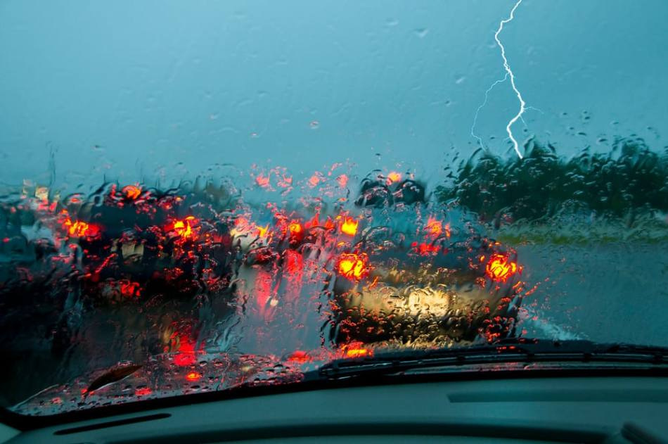 Se si sorprende un temporale in macchina: cosa fare?