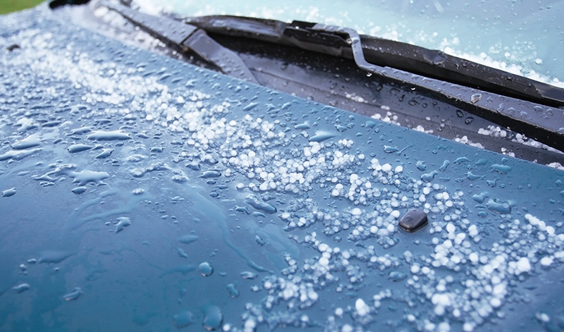 Cosa fare se l’auto viene colpita dalla grandine?