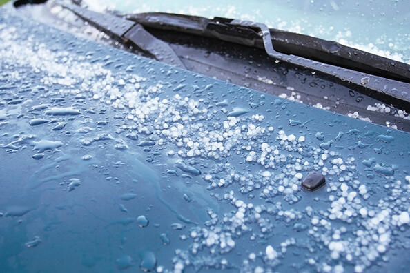 Cosa fare se l’auto viene colpita dalla grandine?