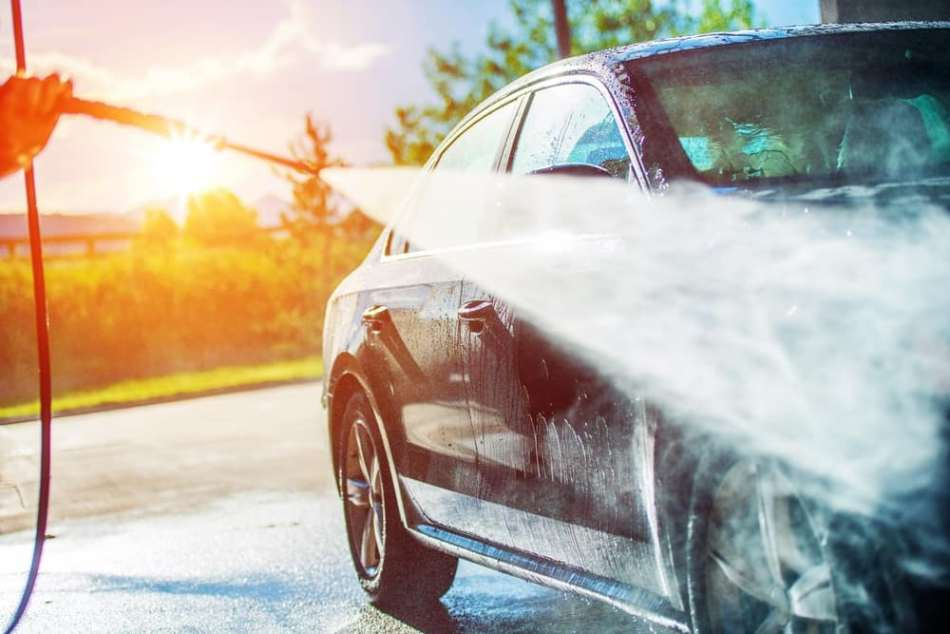 Come lavare correttamente un’auto quando fa caldo?