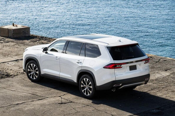 Recensione del grande crossover Toyota Grand Highlander
