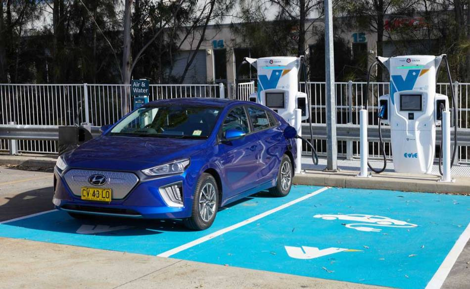 Il caldo estivo è nemico dell’auto elettrica? Comprendiamo come il calore influisce sulla riserva di carica