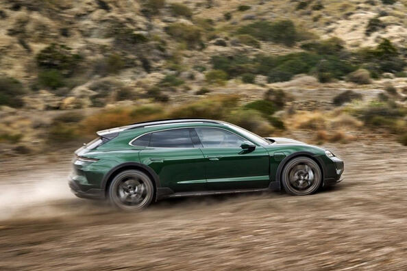 Porsche Taycan Cross Turismo 2024: station wagon elettrica aggiornata Foto 1