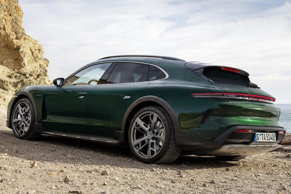 Porsche Taycan Cross Turismo 2024: station wagon elettrica aggiornata Foto 4