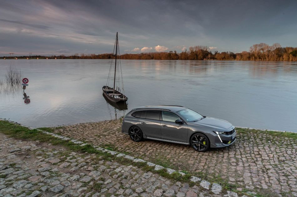 Recensione della station wagon ibrida Peugeot 508 SW PSE da 360 cavalli