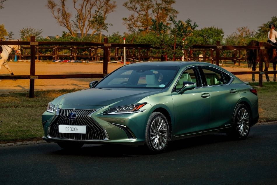 Lexus ES Hybrid: lusso e silenzio a trazione elettrica