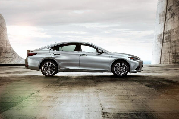 Lexus ES Hybrid: lusso e silenzio a trazione elettrica Foto 3