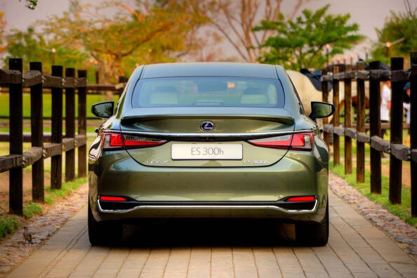 Lexus ES Hybrid: lusso e silenzio a trazione elettrica Foto 4