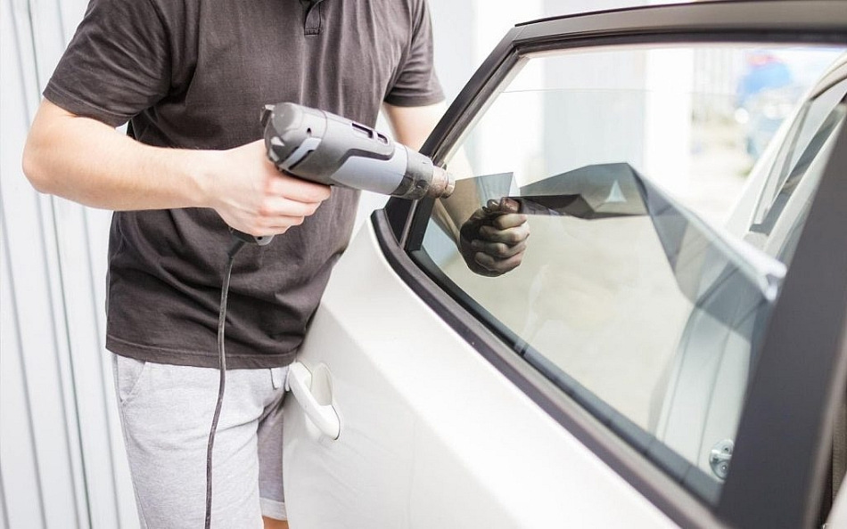 Stanco di tonificare? Rimuoviamo il vecchio film dall’auto con le nostre mani