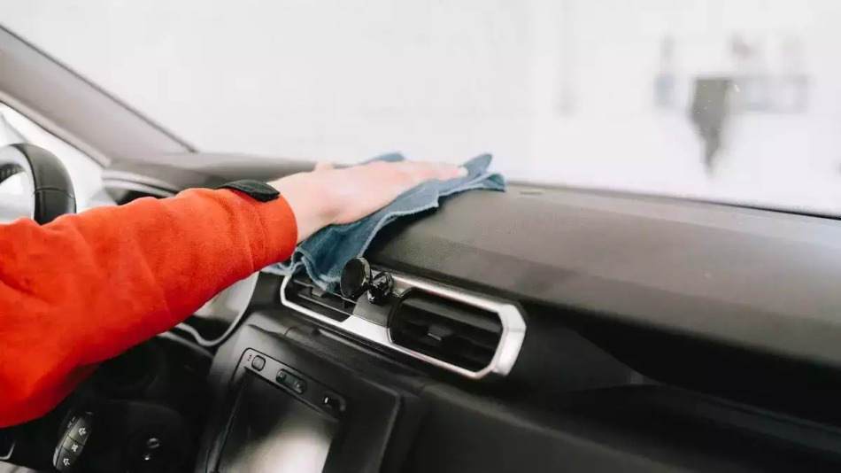 Come ripristinare la plastica negli interni dell’auto?
