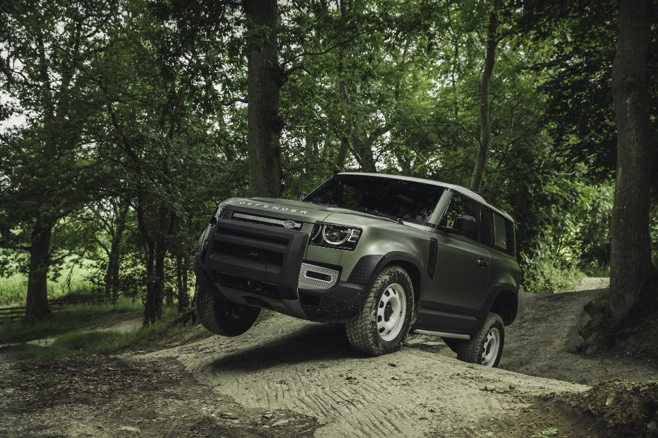 Land Rover Defender 90: una rivisitazione del SUV a tre porte
