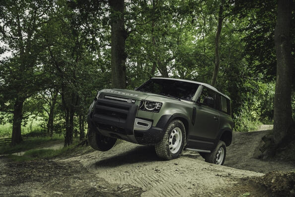 Land Rover Defender 90: una rivisitazione del SUV a tre porte Foto 1