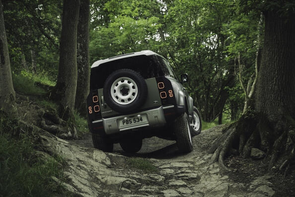 Land Rover Defender 90: una rivisitazione del SUV a tre porte Foto 3