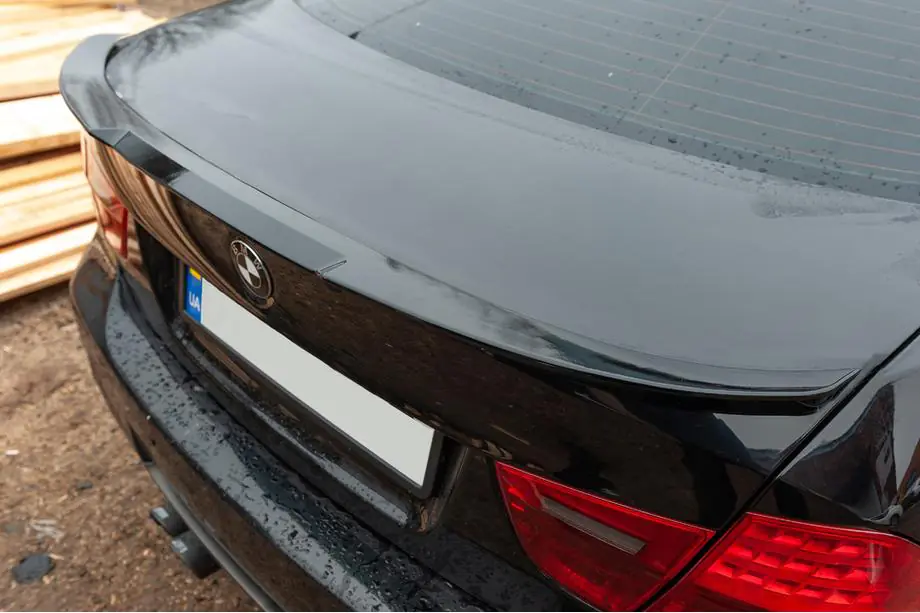 BMW 3 Series E90/E91 2005-2011 Spoiler stile M4 (per E90, primerizzato per verniciatura) Image