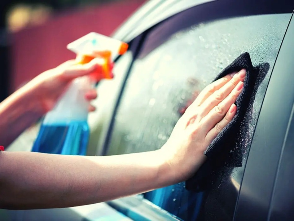 Come rimuovere tracce di nastro adesivo dai vetri dell’auto