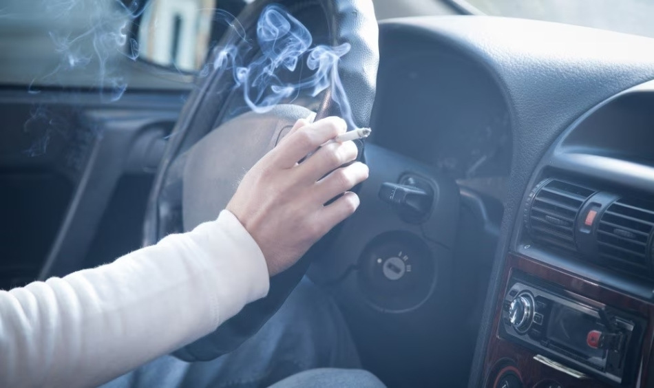 Come eliminare l’odore di sigaretta in macchina
