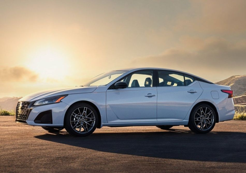 Nissan Altima: berlina aggiornata per una guida confortevole
