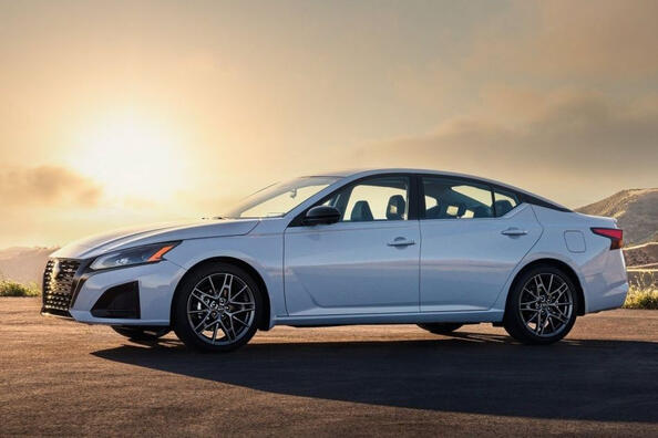 Nissan Altima: berlina aggiornata per una guida confortevole
