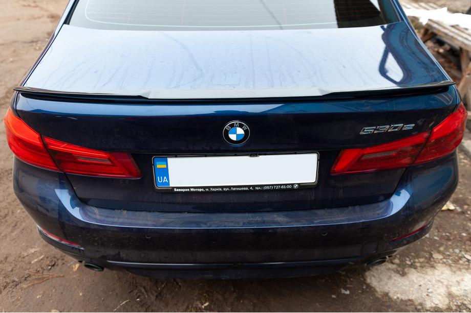BMW Serie 5 G30/G31 2017–2023 Spoiler M4-Style (Nero Lucido) Foto 12