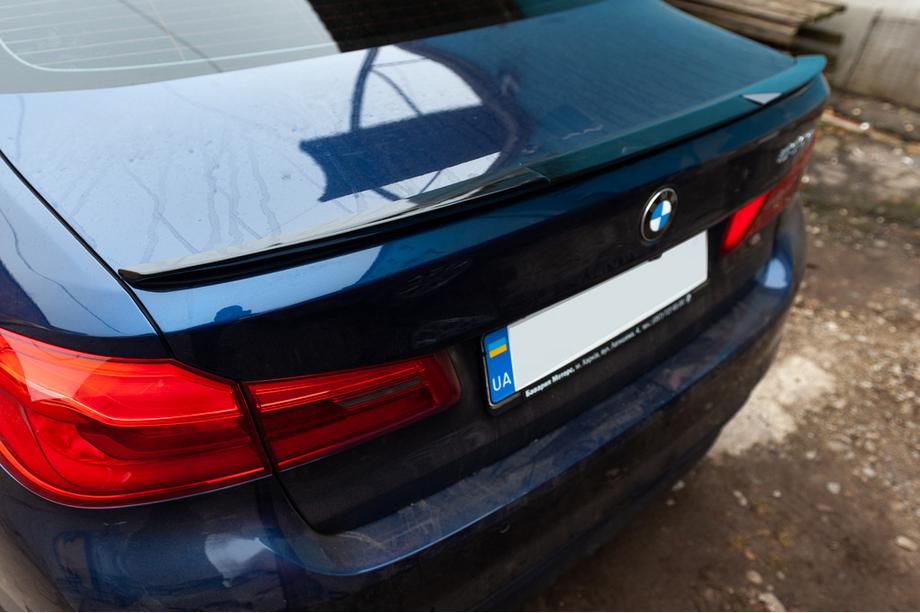 BMW Serie 5 G30/G31 2017–2023 Spoiler M4-Style (Nero Lucido) Foto 10