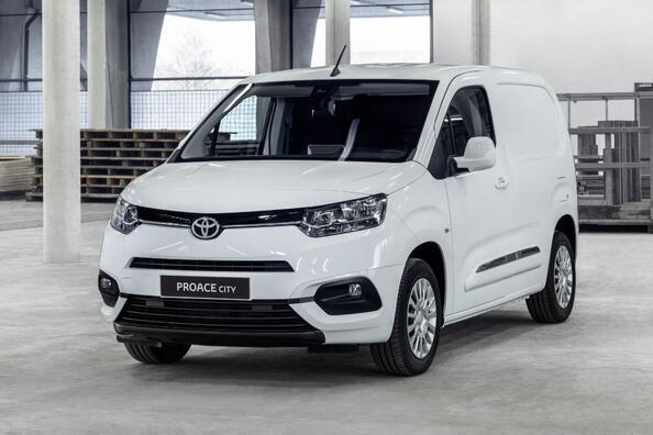 Recensione del furgone compatto Toyota Proace City Van Foto 1