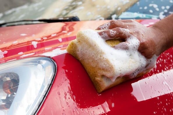 Quale è meglio lavare l’auto: spazzola o spugna?