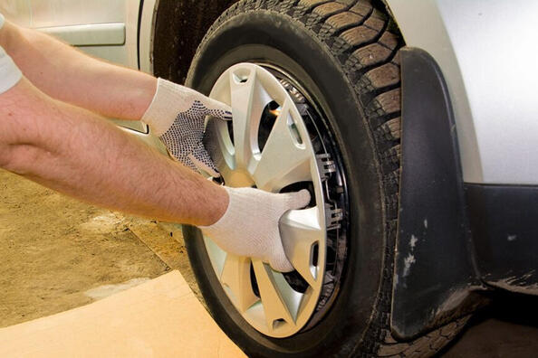 Come installare i tappi sulle ruote dell’auto?
