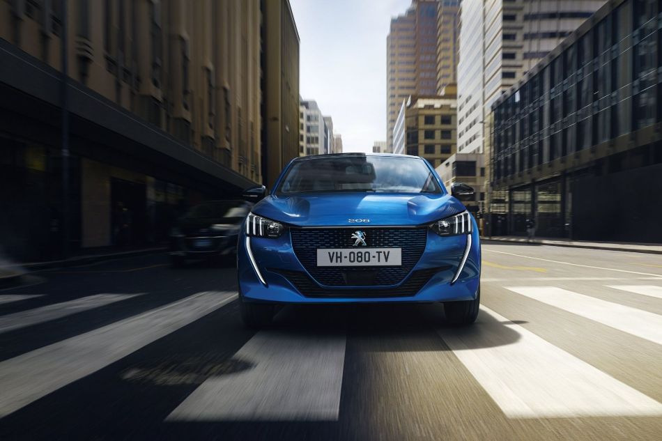 Revisione della modifica elettrica della berlina Peugeot e-208