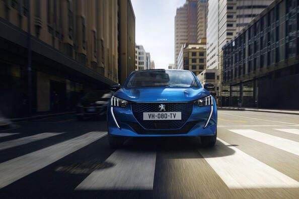 Revisione della modifica elettrica della berlina Peugeot e-208