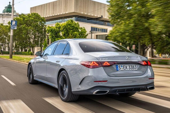 Recensione Mercedes-Benz Classe E 2023: una nuova dimensione del lusso Foto 4