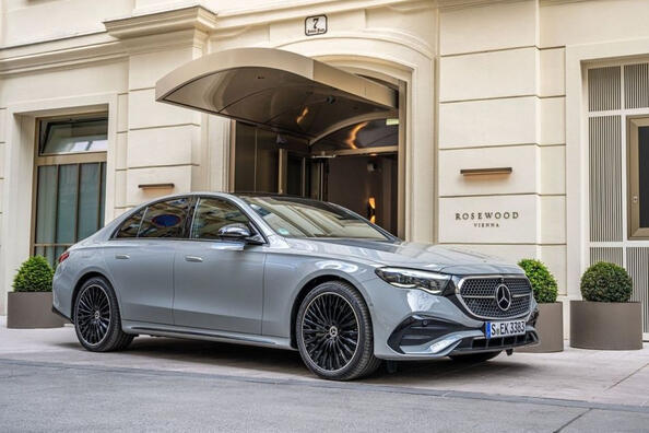 Recensione Mercedes-Benz Classe E 2023: una nuova dimensione del lusso Foto 3