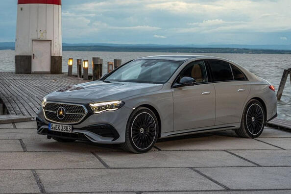 Recensione Mercedes-Benz Classe E 2023: una nuova dimensione del lusso Foto 2