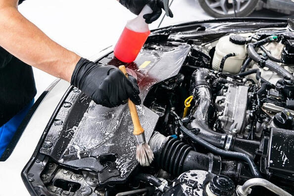 Come lavare correttamente il vano motore di un’auto