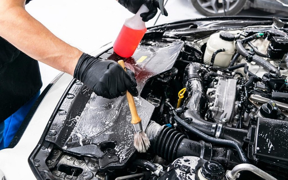 Come lavare correttamente il vano motore di un’auto