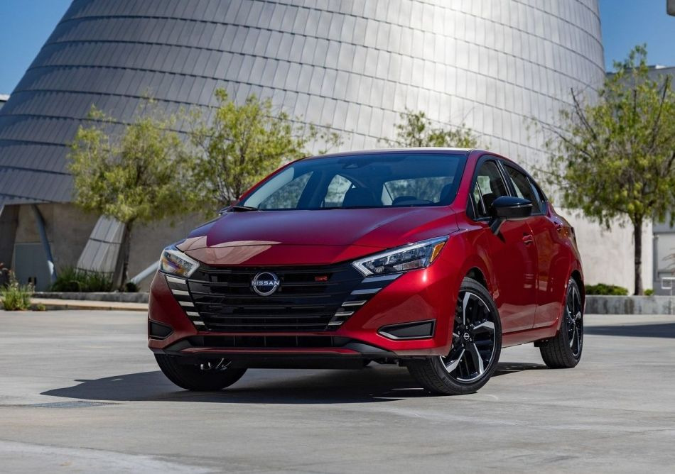 Revisione della berlina aggiornata Nissan Versa