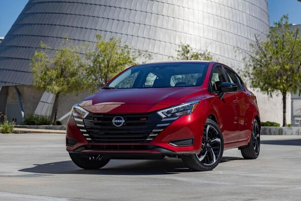 Revisione della berlina aggiornata Nissan Versa