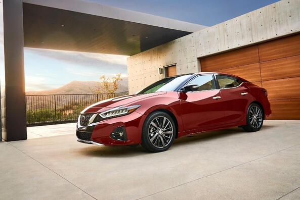 Una rivisitazione della comoda ed elegante berlina Nissan Maxima Foto 1
