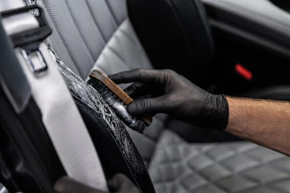 Come eliminare la muffa dagli interni dell’auto?