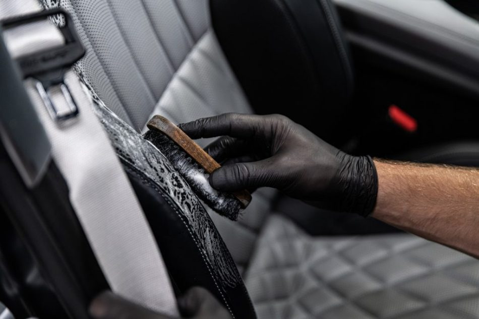 Come eliminare la muffa dagli interni dell’auto?