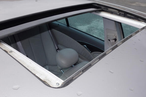 Cosa fare se il portello dell’auto perde?