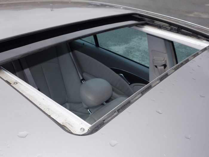 Cosa fare se il portello dell’auto perde?