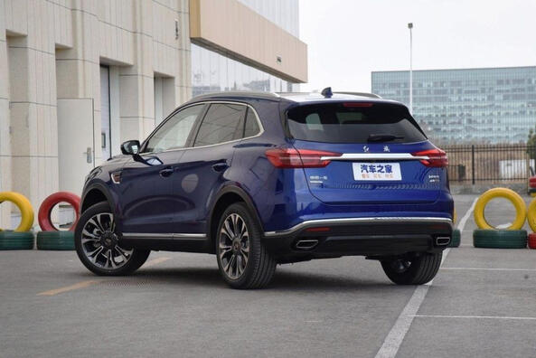 Hongqi HS5: un nuovo sguardo al premium cinese Foto 4