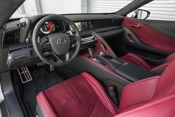 Alcantara negli interni auto: vantaggi e caratteristiche