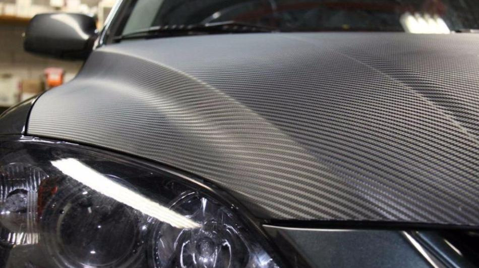 Rimuovere la pellicola di carbonio da un’auto con le proprie mani: consigli pratici