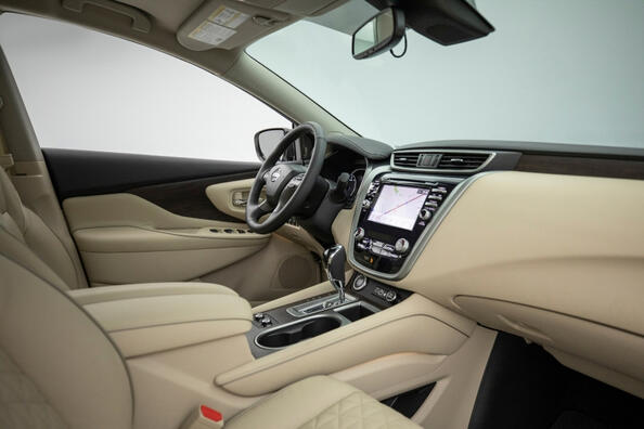 Panoramica dell’elegante e confortevole crossover Nissan Murano Foto 6