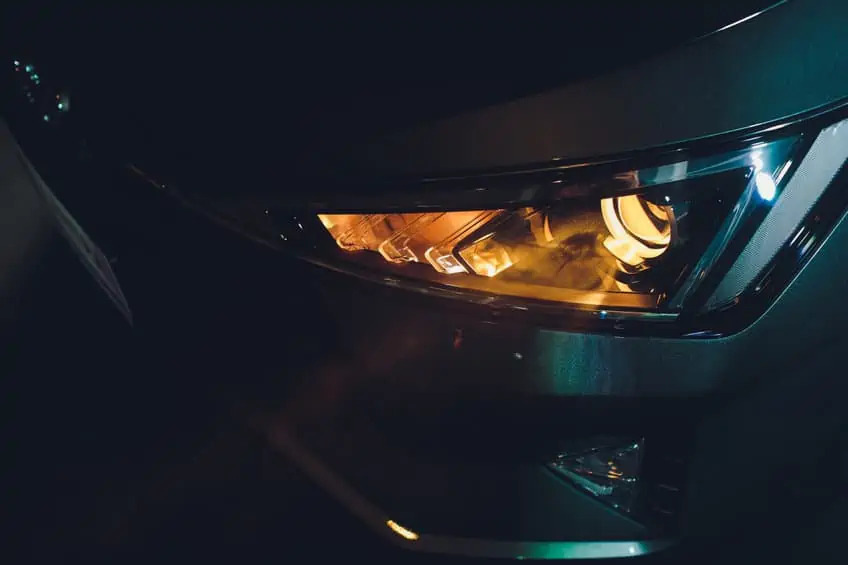 Perché i fari delle auto brillano poco? Analisi dettagliata delle ragioni