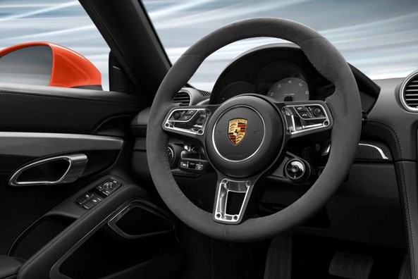 Quale materiale è meglio scegliere per la cinghia del volante dell’auto?