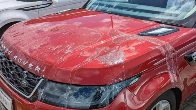 Cosa fare se l’auto è ricoperta di vernice o acido?